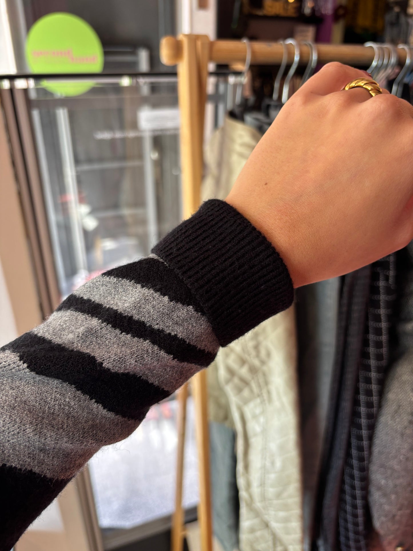 172-16 Object sweater size S